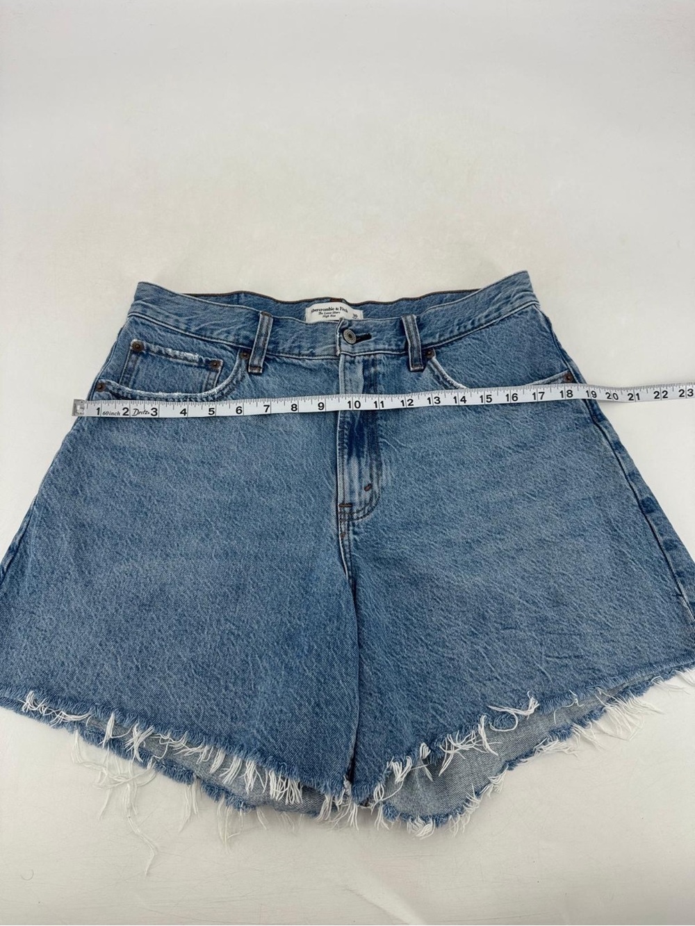 Abercrombie & Fitch The Loose High Rise Retro Y2K Raw Hem Denim Shorts Size 30 - Picture 8 of 11